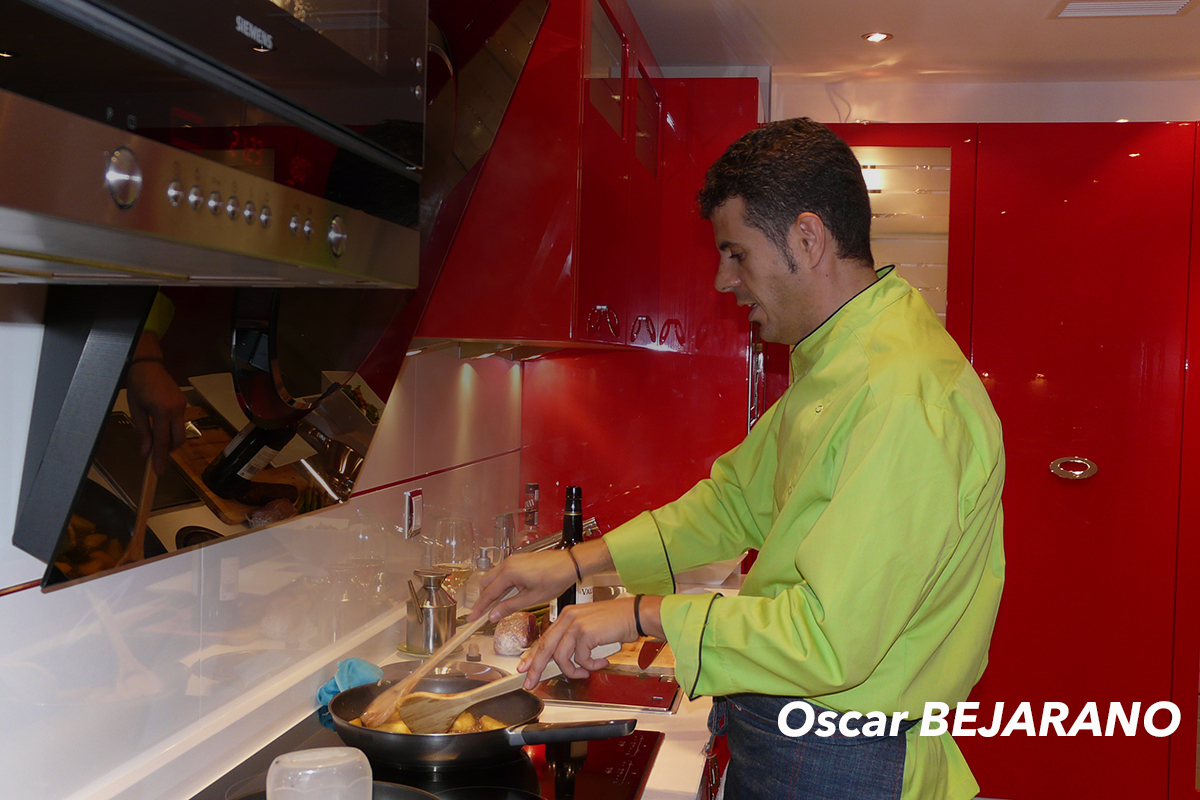 Chef a domicilio cocinando en una casa